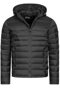 Veste matelassée noire avec fermeture éclair à l'avant, capuche ajustable et deux poches latérales. Présente une texture matelassée et un design élégant et moderne.