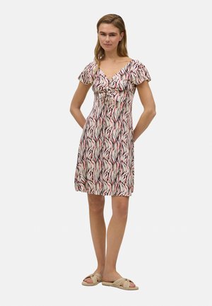 Vestido de manga corta con escote en V, que presenta un patrón ondulado en rosa y negro sobre un fondo blanco. Tejido ligero, cae por encima de la rodilla.