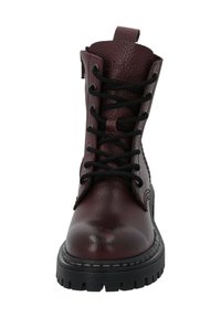 Bota de cuero burdeos con cordones, acabado texturizado, cordones negros, punta redondeada y suela de goma negra gruesa con relieve; tirador trasero para facilitar su puesta.