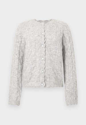 Grå strikket cardigan med et struktureret mønster, rund halsudskæring, bølget kant og fem hvide knapper foran.
