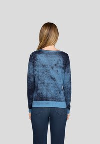 Blauer Strickpullover mit einem Verlaufsdesign von dunkelblau zu hellblau, gerippten Bündchen und Saum sowie einer weichen Textur.