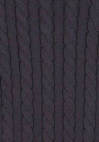 Tmavě šedá pletená tkanina s texturovaným kabelovým vzorem, obsahující vyvýšené copánky a vertikální žebrované pruhy po celé ploše.