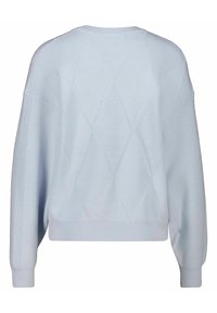 Pull tricoté bleu clair avec un motif en losange, poignets côtelés et col rond. Texture douce, coupe décontractée et manches longues.