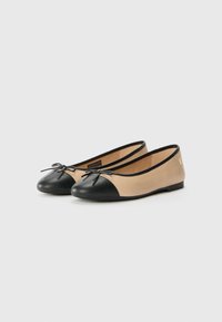 Ballerine in beige e nero, con punta arrotondata, copertura in pelle nera e un fiocco decorativo sul davanti. Texture liscia, tacco basso.