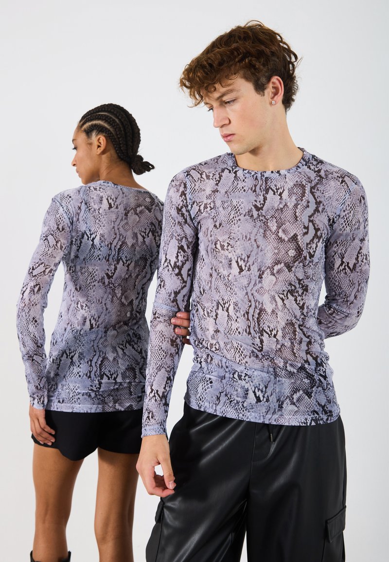 Dlhý rukáv s topom, ktorý má design hadieho vzoru v lila a čiernej farbe, vyrobený z ľahkej, textúrovanej tkaniny, s priliehavou siluetou.