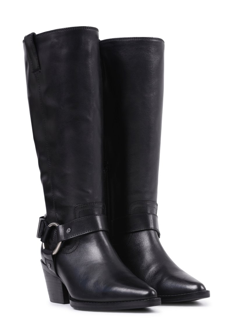 Czarne skórzane kozaki do kolan z ostrym noskiem, zachodnim akcentem w postaci paska i słupkowym obcasem. Gładka faktura z subtelnymi detalami przeszycia.