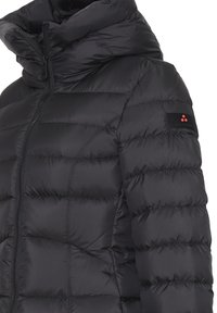 Giacca invernale nera trapuntata con colletto alto, zip anteriore e una piccola etichetta con logo sulla manica sinistra.