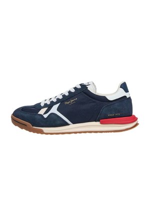 Zapatilla deportiva azul marino y blanca con cordones blancos, suela marrón, detalle rojo en el talón y texto dorado que dice "Pepe Jeans London" y "Desde 1973".