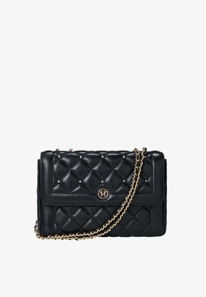 Czarna pikowana torebka skórzana z złotym łańcuchem, ozdobiona małymi dekoracyjnymi ćwiekami oraz medalionem z logo z przodu.