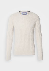 Sweter w kolorze kremowym z teksturowanym wzorem w warkocze, z prążkowanymi mankietami i dołem. Posiada okrągły dekolt oraz klasyczny krój.