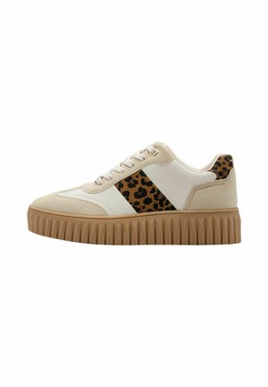 Baskets compensées beige et blanc avec semelle côtelée marron et accents imprimé léopard sur le côté et le talon, fermeture à lacets.