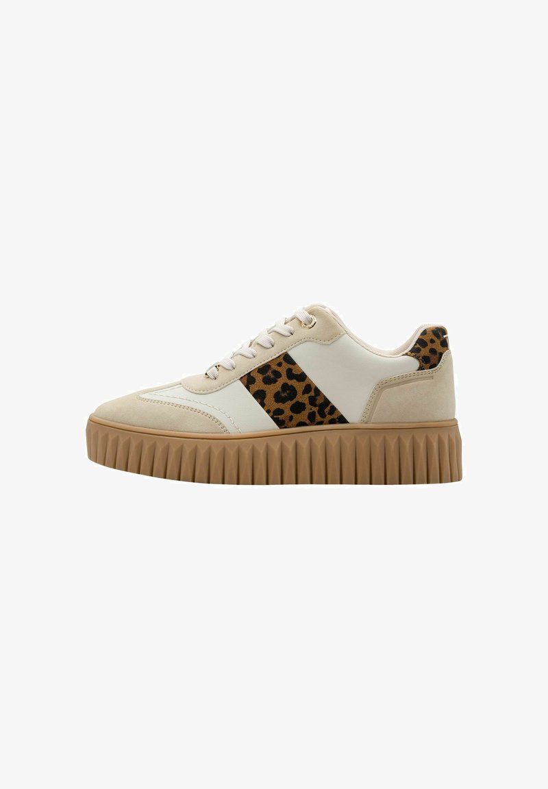Baskets compensées beige et blanc avec semelle côtelée marron et accents imprimé léopard sur le côté et le talon, fermeture à lacets.