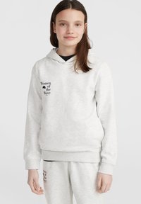 Sudadera gris claro con un bolsillo frontal y puños acanalados, con el texto negro "Women of the Wave" en el pecho. Textura de tela suave.
