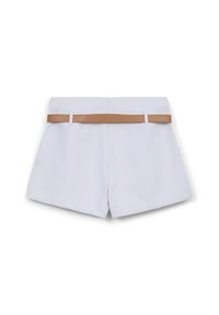 Weiße Shorts mit tailliertem Design und glatter Textur. Mit einem integrierten, hellbraunen Gürtel an der Taille, der einen strukturierten Look erzeugt.