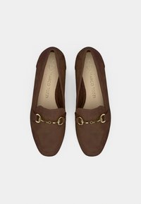 Rjavi usnjeni natikači s ploskim podplatom, okrašeni z zlato verižico čez zgornji del in subtilnimi detajli šivov.