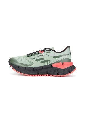 Zapatilla de running verde con suela exterior negra, detalles en rosa, parte superior de malla y diseño con cordones. Cuenta con un patrón distintivo de la suela para mejor tracción.