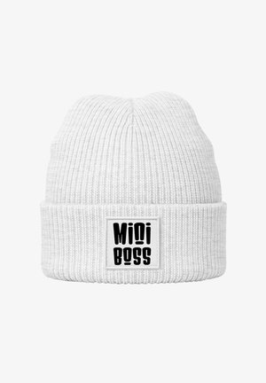 Weißer Strickmütze mit geripptem Muster und umgeschlagenem Bündchen. Mit einem rechteckigen Aufnäher, auf dem in schwarzer Schrift "MIDI BOSS" steht.