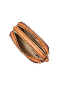 Hellbraune Ledertasche mit glatter Textur und zwei Reißverschlüssen, die ein beiges Innenfutter enthüllen. Abgerundete Form mit dunkelbraunen Akzenten.