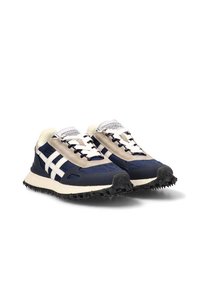 Zapatillas de running en color navy y beige con una parte superior texturizada, detalles en blanco y una suela negra resistente. Cuentan con cierre de cordones y un cuello acolchado.