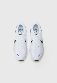 Nike Performance REVOLUTION 8 - Løbesko til landevejen - white/black-pure platinum