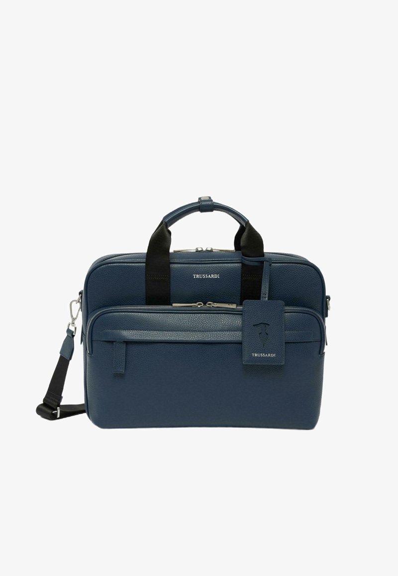 Navyblaue Ledertasche für Laptops mit strukturiertem Finish, doppelten Obergriffen, abnehmbarem Schultergurt, vorderer Reißverschlusstasche und Logohänger.