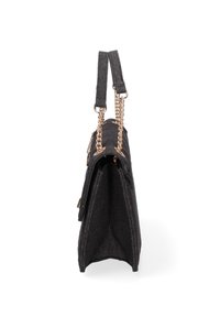 Borsa a tracolla in denim nero con accenti in catena dorata, forma piatta, tessuto resistente e manico superiore, che presenta una texture sottile e un'apertura spaziosa.