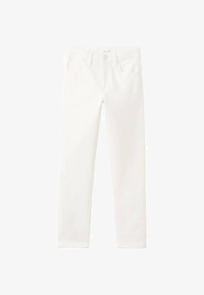 Bele kavbojke z ravnimi hlačnicami, sprednjim gumbom in žepi, zanke za pas in vidnimi šivi na enobarvnem ozadju.