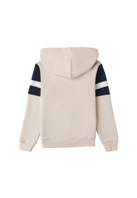 Felpa beige con finitura testurizzata, dotata di maniche blu navy con due righe bianche. Include un cappuccio con cordino e polsini a costine.