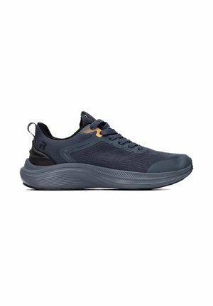 Zapatilla deportiva de color gris oscuro con parte superior de malla, cierre de cordones, suela gruesa acolchada y tira en el talón, mostrada en perfil lateral sobre fondo blanco.