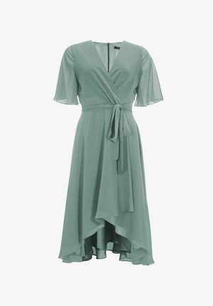 Vihreä vaaleanvihreä kietaisumekko, joka on valmistettu läpinäkyvästä kankaasta. Mekossa on lyhyet liehuvat hihat, vyötärölle sidottu nauha ja epäsymmetrinen helma. Näkyviä kiinnittäjiä ei ole.