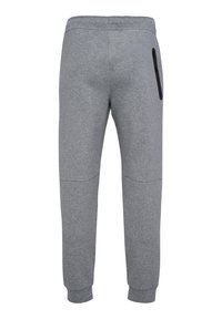 Pantalones jogger grises con cintura elástica, puños en los tobillos y un bolsillo negro con cremallera en el muslo derecho, vistos desde atrás.