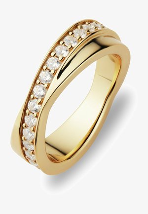 Guldring med bølget design og en række klare, runde diamanter sat langs en kurve.