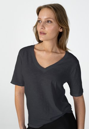 Coster Copenhagen, HEART REGULAR V-NECK - Обикновена тениска - dark stone grey