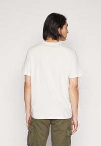 Timberland SMALL LINEAR LOGO PRINT TEE - T-shirts med print - vintage white