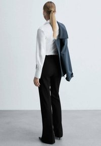 Mango Hlače - black