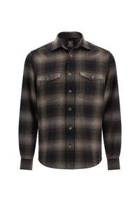 Camisa de franela en cuadros marrones y grises, con dos bolsillos en el pecho, cierre de botones y cuello clásico. Textura suave y mangas largas.