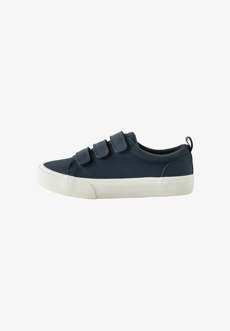 Baskets basses bleu foncé avec trois bandes Velcro ajustables et une semelle en caoutchouc blanche, vues de côté sur fond blanc.