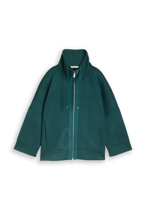 Turkusowa kurtka na zamek błyskawiczny z wysokim kołnierzem, długimi szerokimi rękawami, przednimi kieszeniami oraz sznurkiem do regulacji na gładkim białym tle.