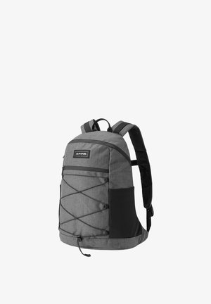 Grauer Rucksack aus strukturiertem Stoff, mit elastischem Bungee-Kordelzug an der Vorderseite, gepolstertem Rückenteil und verstellbaren Trägern. Verfügt über eine schwarze Seitentasche.