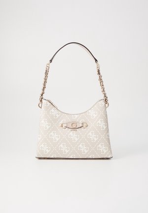 Sac fourre-tout beige avec motif répétitif de logo blanc, bandoulière chaîne dorée et plaque métallique centrale avec initiales et nom de la marque.
