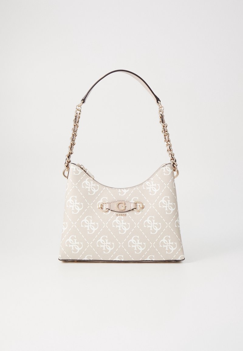 Sac fourre-tout beige avec motif répétitif de logo blanc, bandoulière chaîne dorée et plaque métallique centrale avec initiales et nom de la marque.