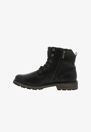 Bottine noire en cuir avec une finition texturée, conçue avec une fermeture éclair, un cordon de serrage à l'avant et une semelle extérieure robuste de couleur marron.