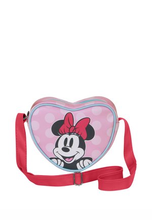 Bolso bandolera rosa en forma de corazón con cara de Minnie Mouse, lazo rojo y correa roja ajustable sobre fondo blanco.