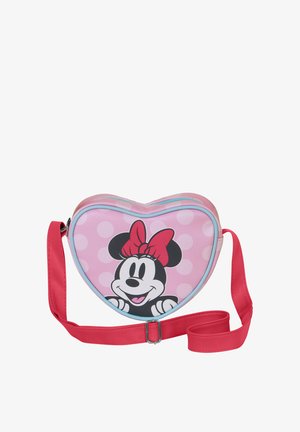 Bolso bandolera rosa en forma de corazón con cara de Minnie Mouse, lazo rojo y correa roja ajustable sobre fondo blanco.