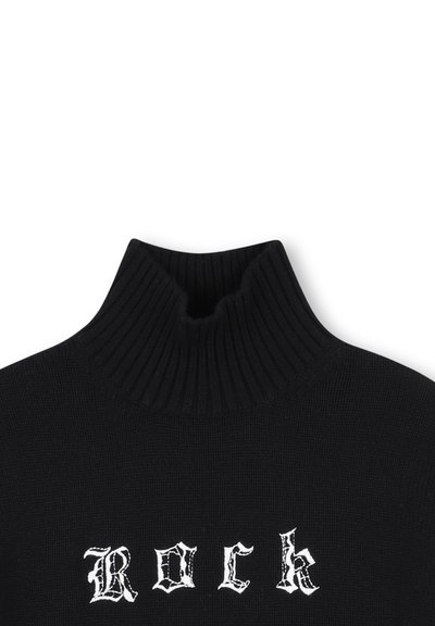 Svart ribbestrikket turtleneck-genser med ordet "Rock" i hvit gotisk skrift over forsiden. Strikket tekstur, kroppsnær design.