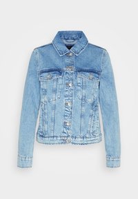 Chaqueta de mezclilla azul claro con corte clásico, cierre de botón, dos bolsillos en el pecho y detalles cosidos en el cuello y los puños.