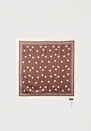 Foulard carré marron à pois blancs avec une bordure blanche double, présenté à plat avec une étiquette de soin visible dans le coin inférieur.