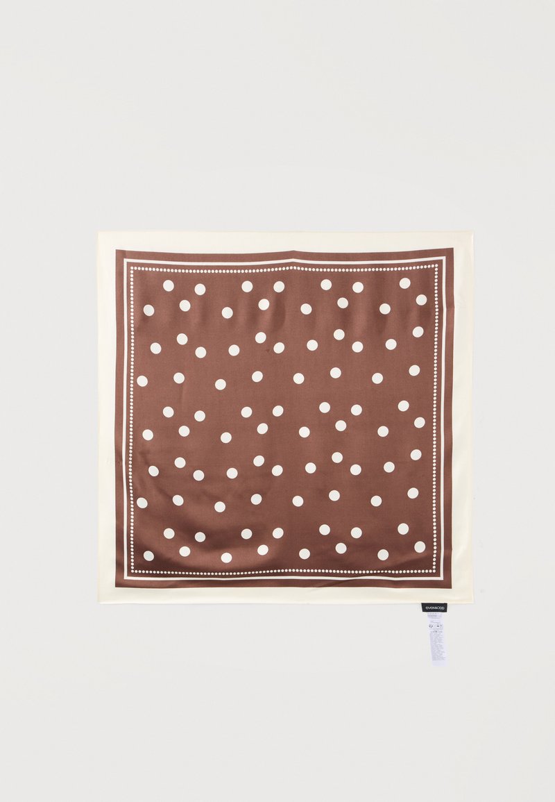 Foulard carré marron à pois blancs avec une bordure blanche double, présenté à plat avec une étiquette de soin visible dans le coin inférieur.