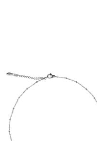 Silberne Metallkette mit zarten Gliedern, ausgestattet mit einem Karabinerverschluss und einer verstellbaren Verlängerungskette.