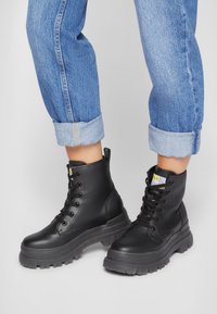 Buffalo Bottines à plateau - black